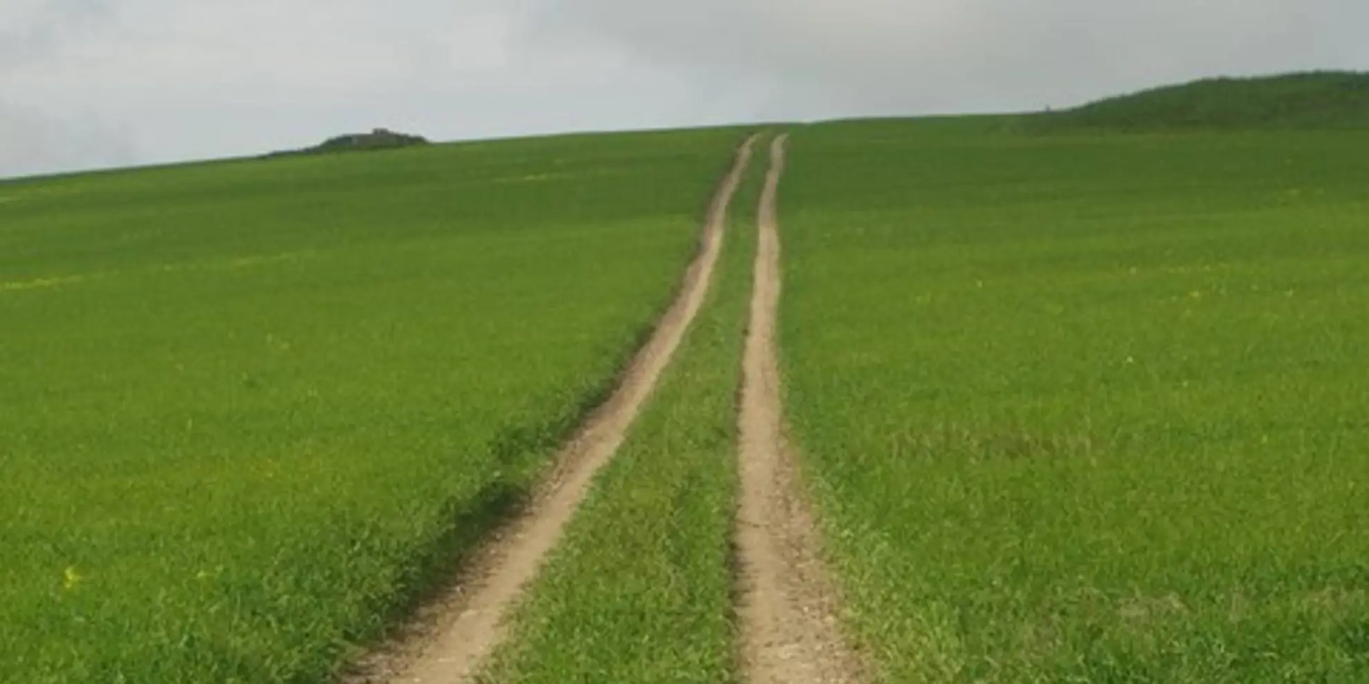 An image depicting the trail Cold Kitchen Hill from Longbridge Deverill and its surrounding area.