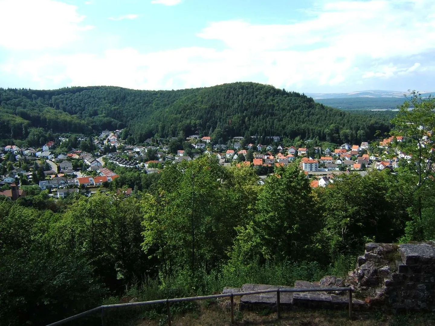 An image depicting the trail Hohenecken Castle Loop via Wanderweg Hohenecken 1 and its surrounding area.
