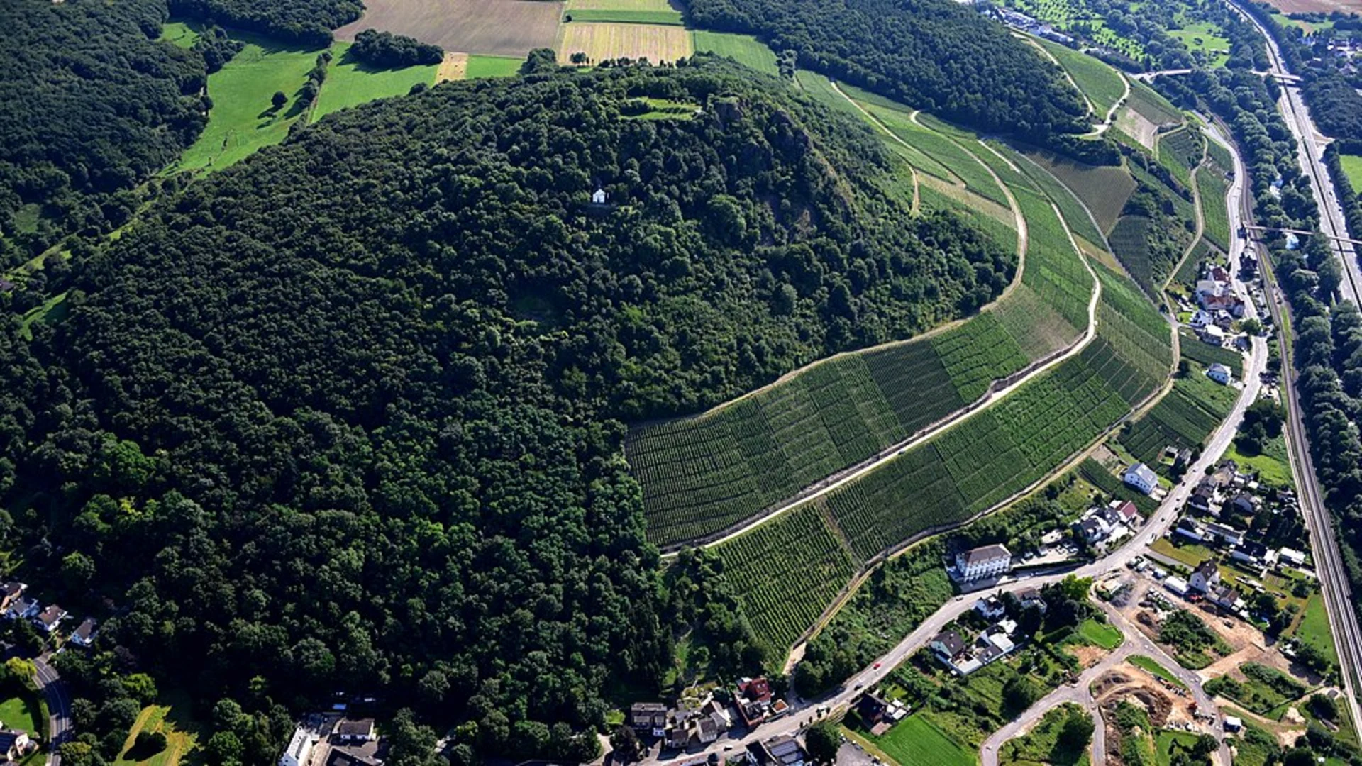 An image depicting the trail Bad Neuenahr Loop via Kesselberg and Karweiler and its surrounding area.