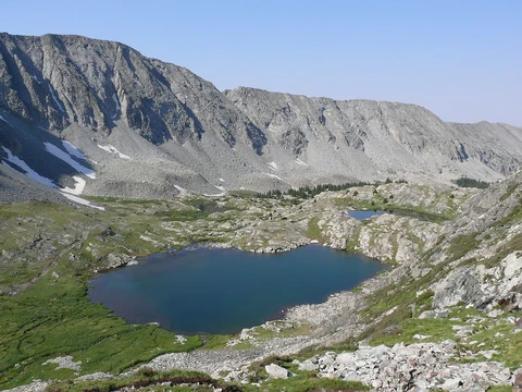 An image depicting the trail Blanca Peak -Sisnaajiní via Crater Lake, Blue Lake and Lake Como and its surrounding area.