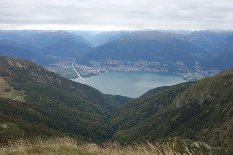 An image depicting the trail Sentiero in Cresta - Monte Lema – Monte Tamaro and its surrounding area.