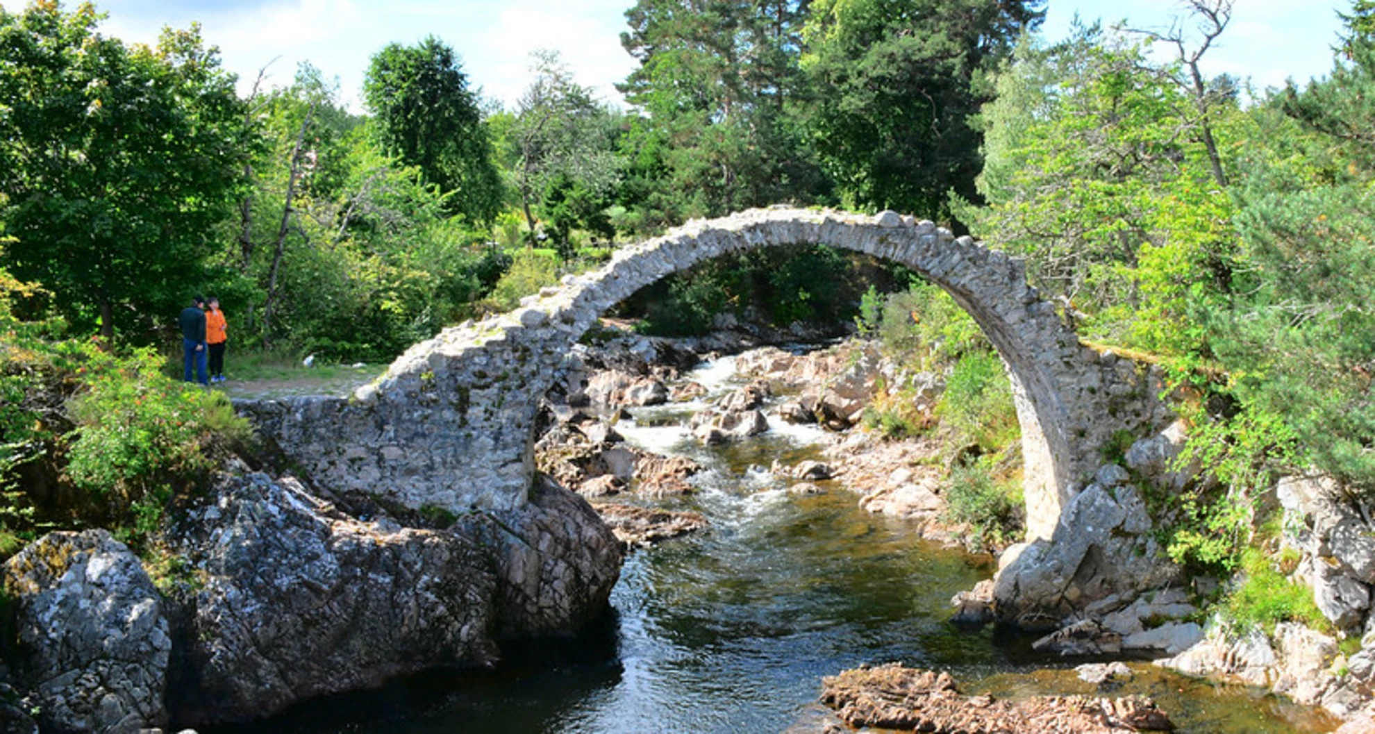 An image depicting the trail Calderwood Viewpoint and its surrounding area.