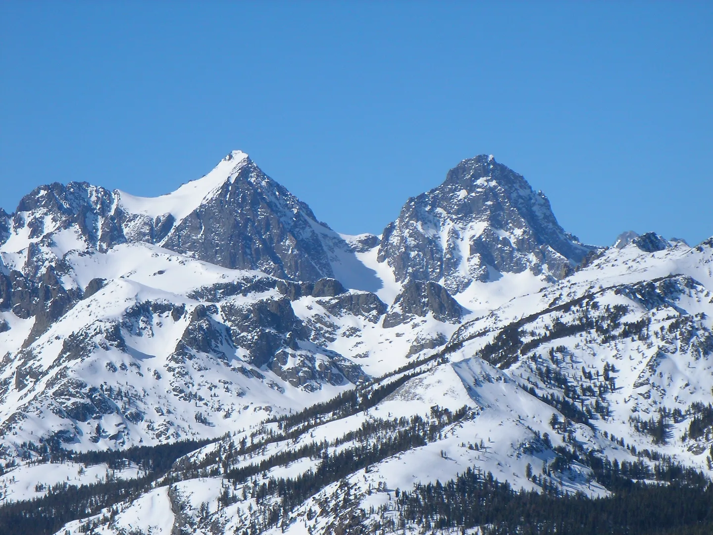 An image depicting the trail Mammoth Mountain via Mammoth Mountain Trail and its surrounding area.