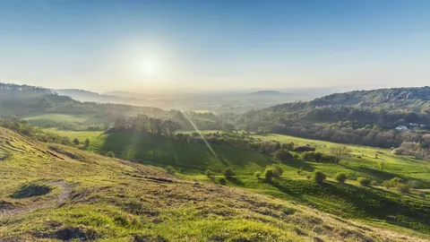 An image depicting the trail Cotswold Way and its surrounding area.