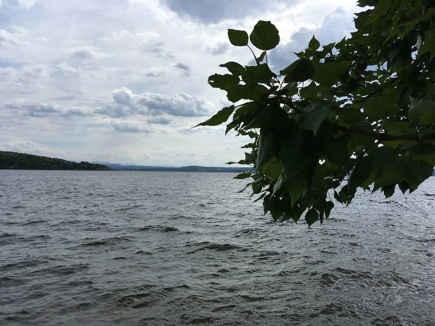 An image depicting the trail Kloster Andechs Loop via Leitenhöhe - Herrsching and its surrounding area.