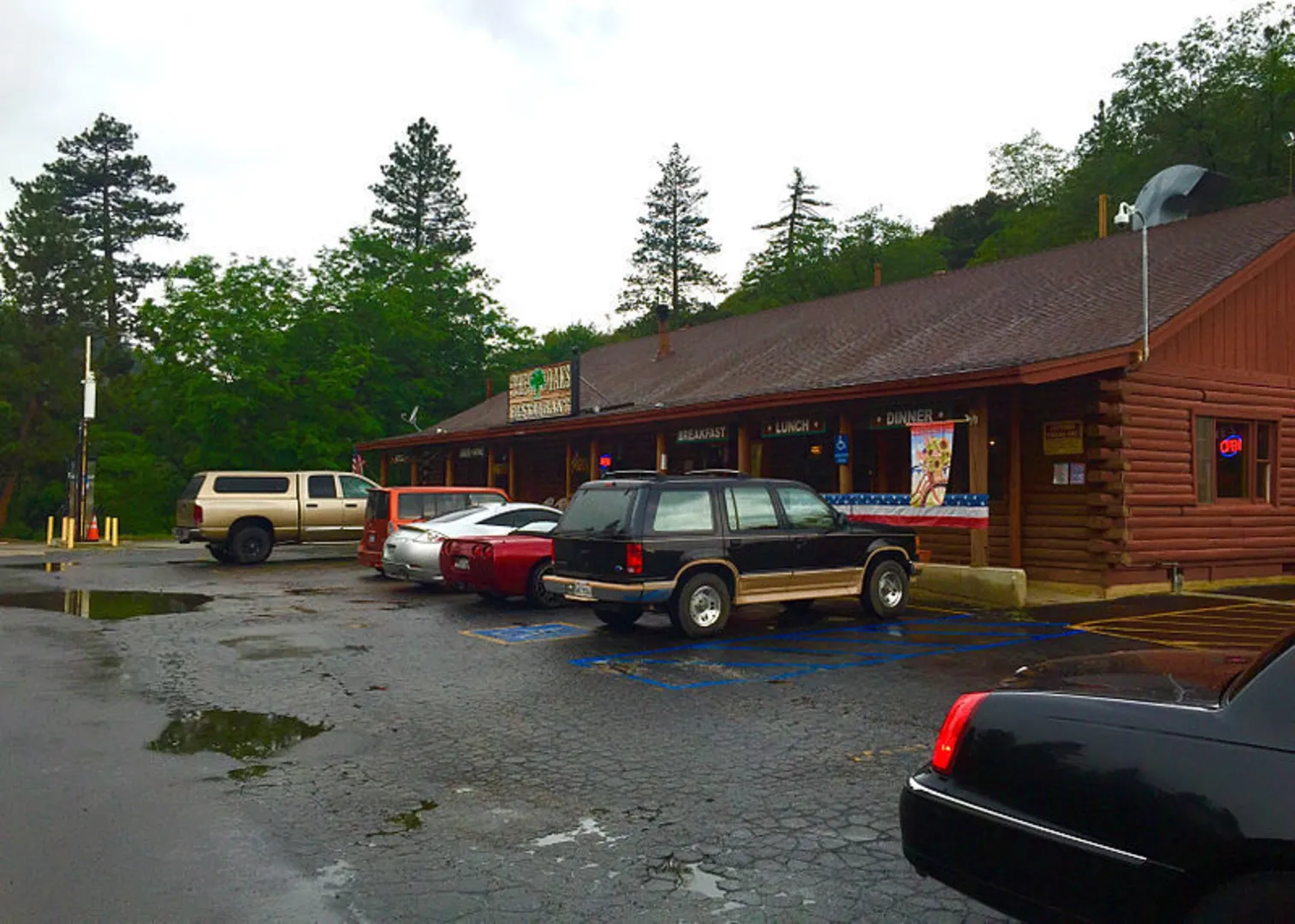 An image depicting the trail Santa Ana River Trail and its surrounding area.