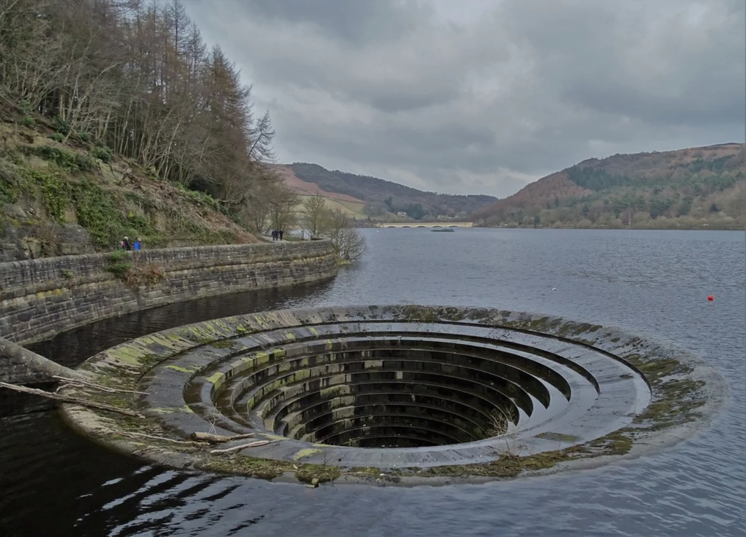 An image depicting the trail Wooler Knoll, Haggwater Bridge, Derwent Reservoir and Ladybower Reservoir and its surrounding area.