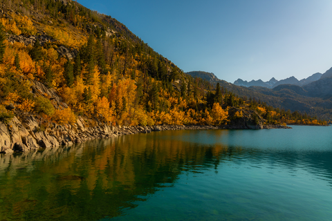 An image depicting the trail Baboon Lake and Blue Lake via Lake Sabrina Trail and its surrounding area.