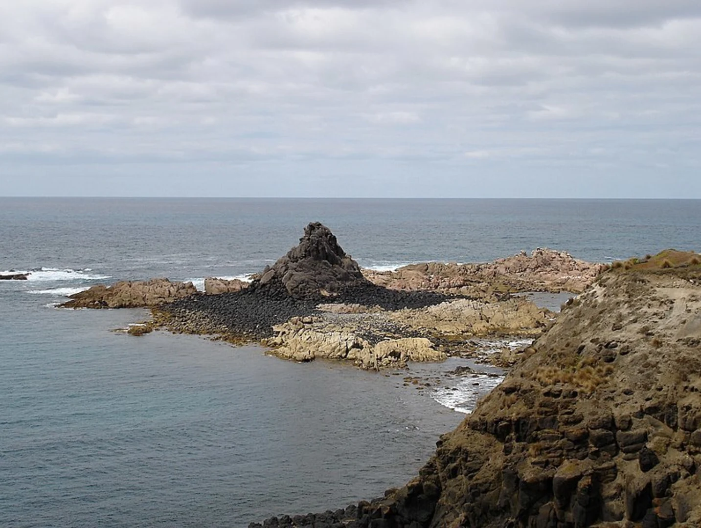 An image depicting the trail Pyramid Rock to Berrys Beach Return Walk and its surrounding area.