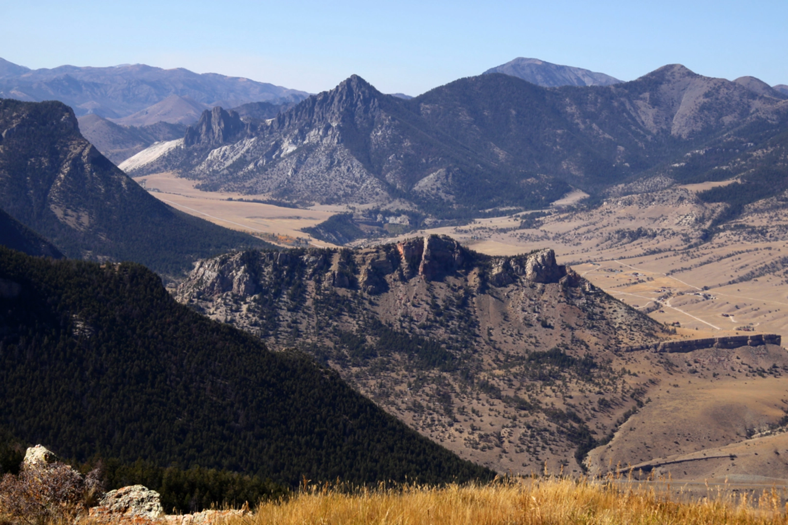 An image depicting the trail Hellroaring Plateau Trail and its surrounding area.