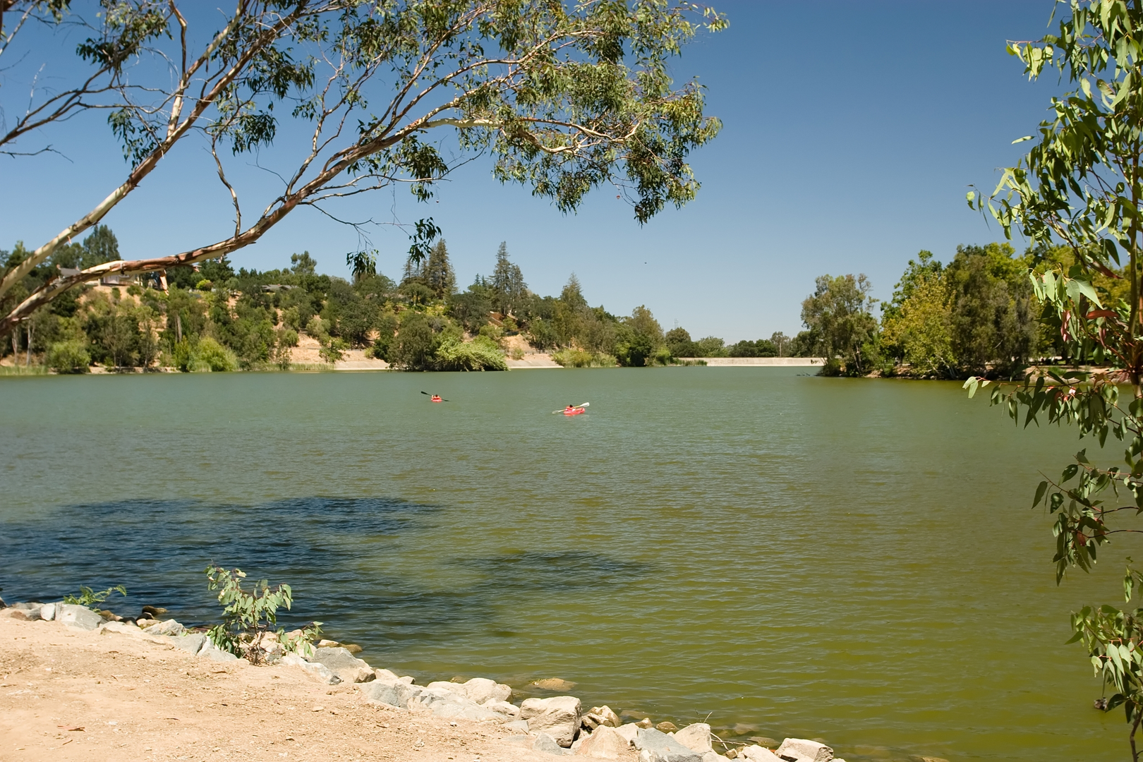 An image depicting the trail Vasona Reservoir from Oak Meadow Park and its surrounding area.