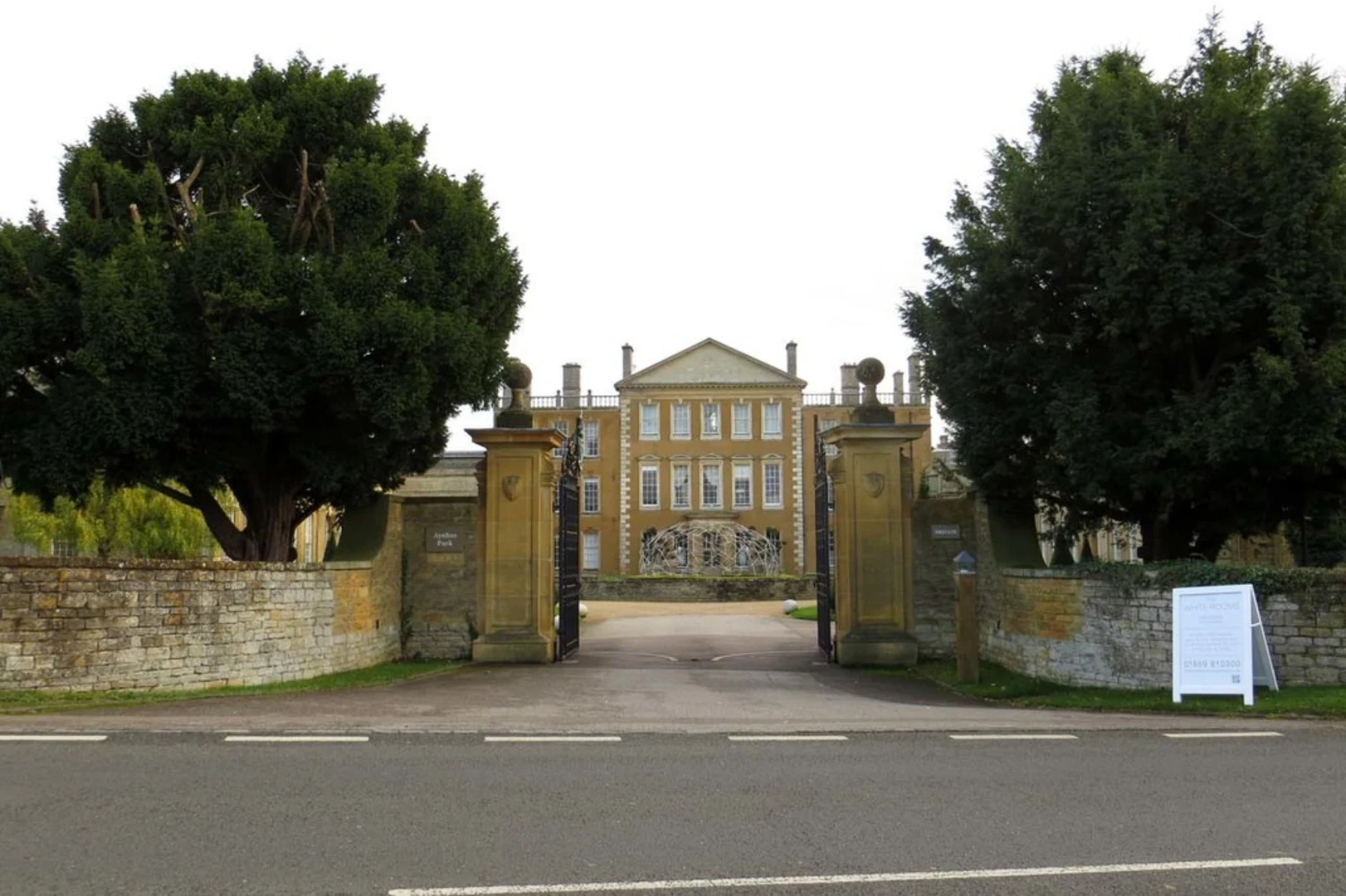 An image depicting the trail Aynho and its surrounding area.