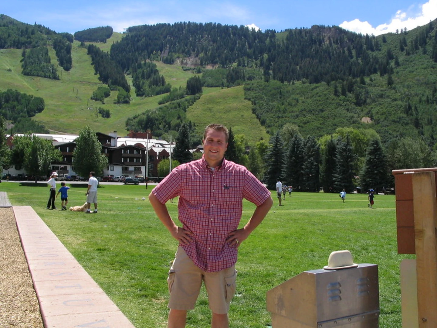 An image depicting the trail Molly Gibson Park - Warren Lake and its surrounding area.