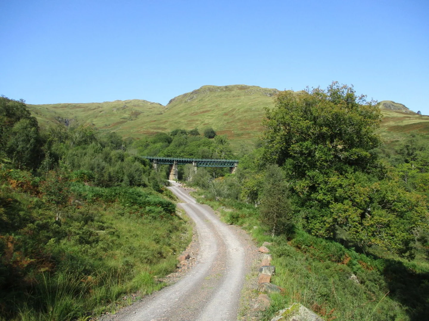 An image depicting the trail Meall an Fhudair Loop via Beinn Damhain and its surrounding area.