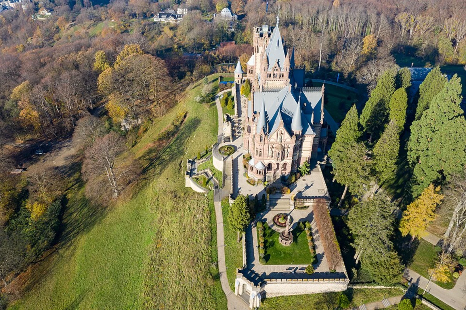 An image depicting the trail Schloß Drachenburg to Bad Honnef via Poberg and Der Wanderklassiker and its surrounding area.