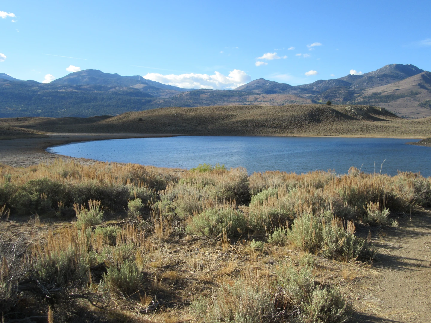 An image depicting the trail Kirman Lake and Junction Reservoir Trail and its surrounding area.