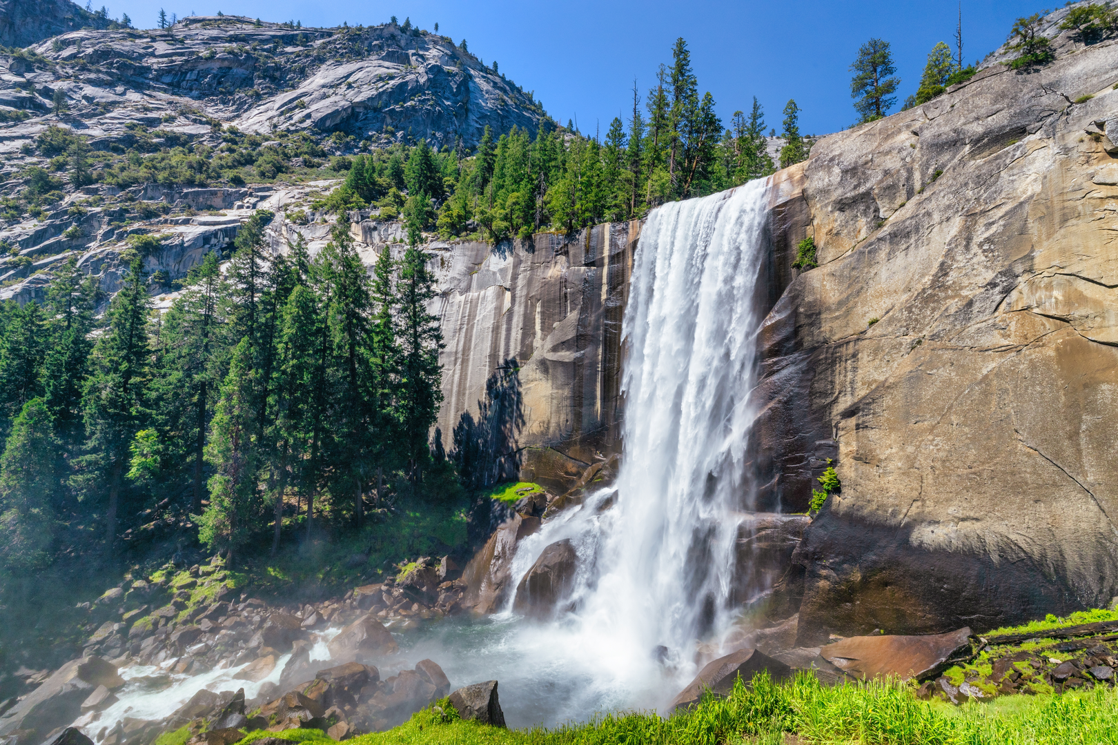 An image depicting the trail Moran Point and Union Point via Yosemite Valley Loop Trail and its surrounding area.