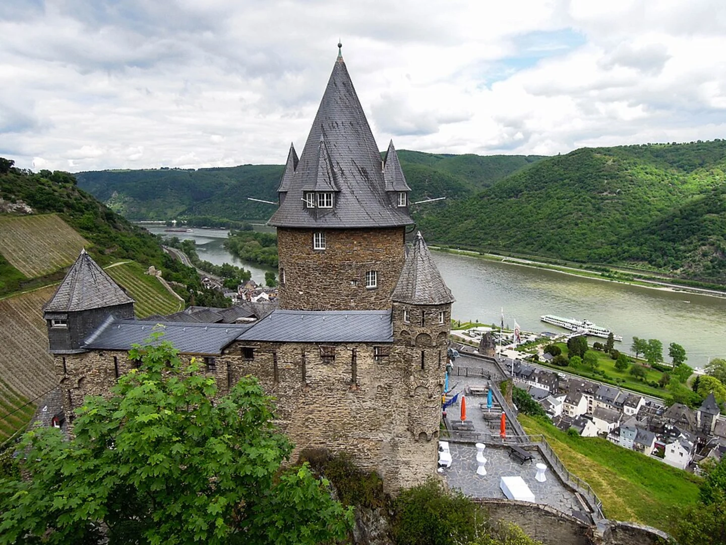 An image depicting the trail Stahleck Castle, Ruine Stahlberg and Postenturm Loop via Weinwanderweg and its surrounding area.