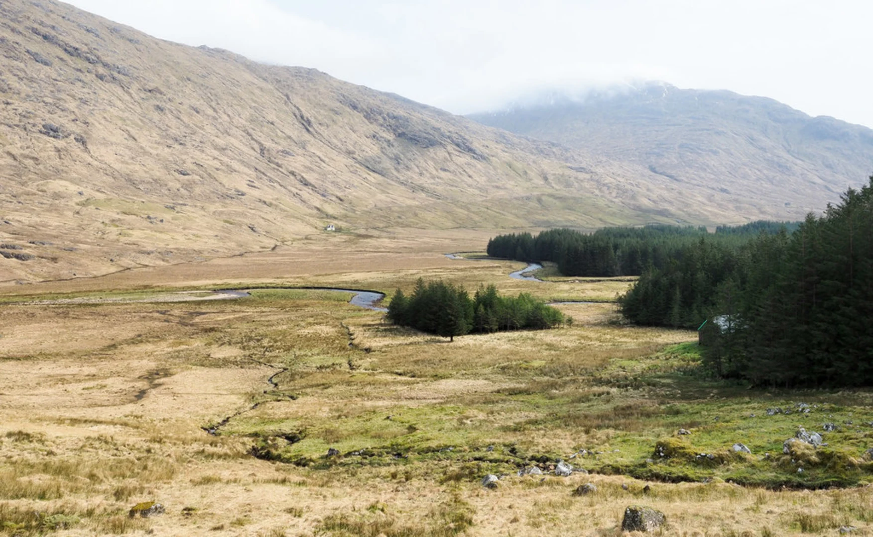 An image depicting the trail Garbh Chioch Mhòr and its surrounding area.