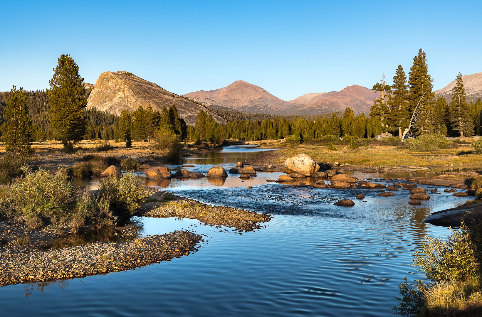 An image depicting the trail High Sierra Camps Loop and its surrounding area.