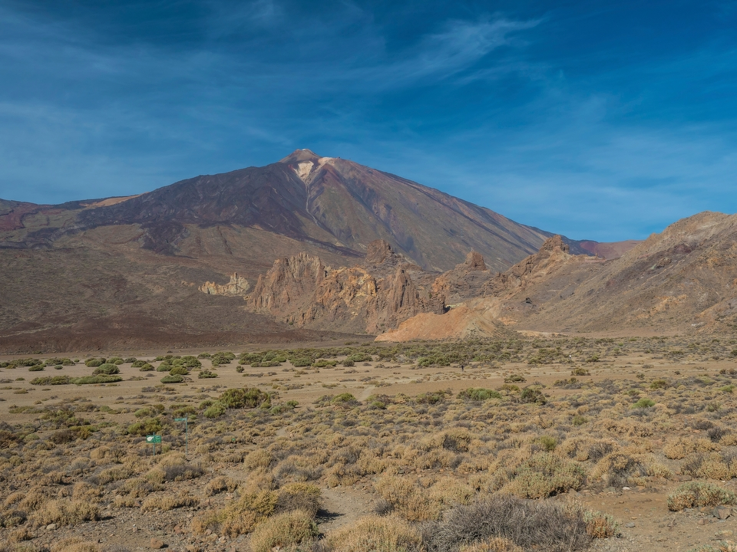 An image depicting the trail Cumbres de Ucanca and its surrounding area.