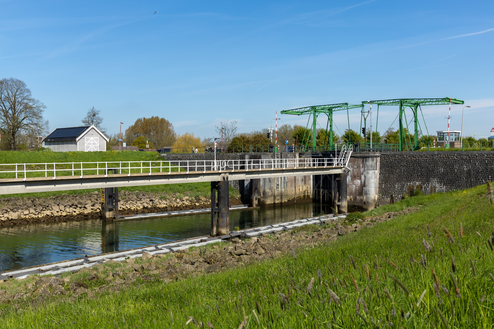 An image depicting the trail Veenweidepark Ruyghe Wey and Hollandsche Ijssel via Dubbele Wiericke and Jaagpad and its surrounding area.