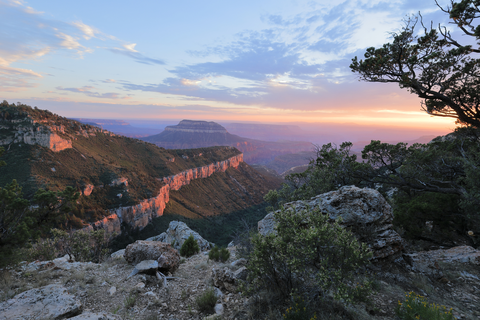 An image depicting the trail Rainbow Rim Trail and its surrounding area.