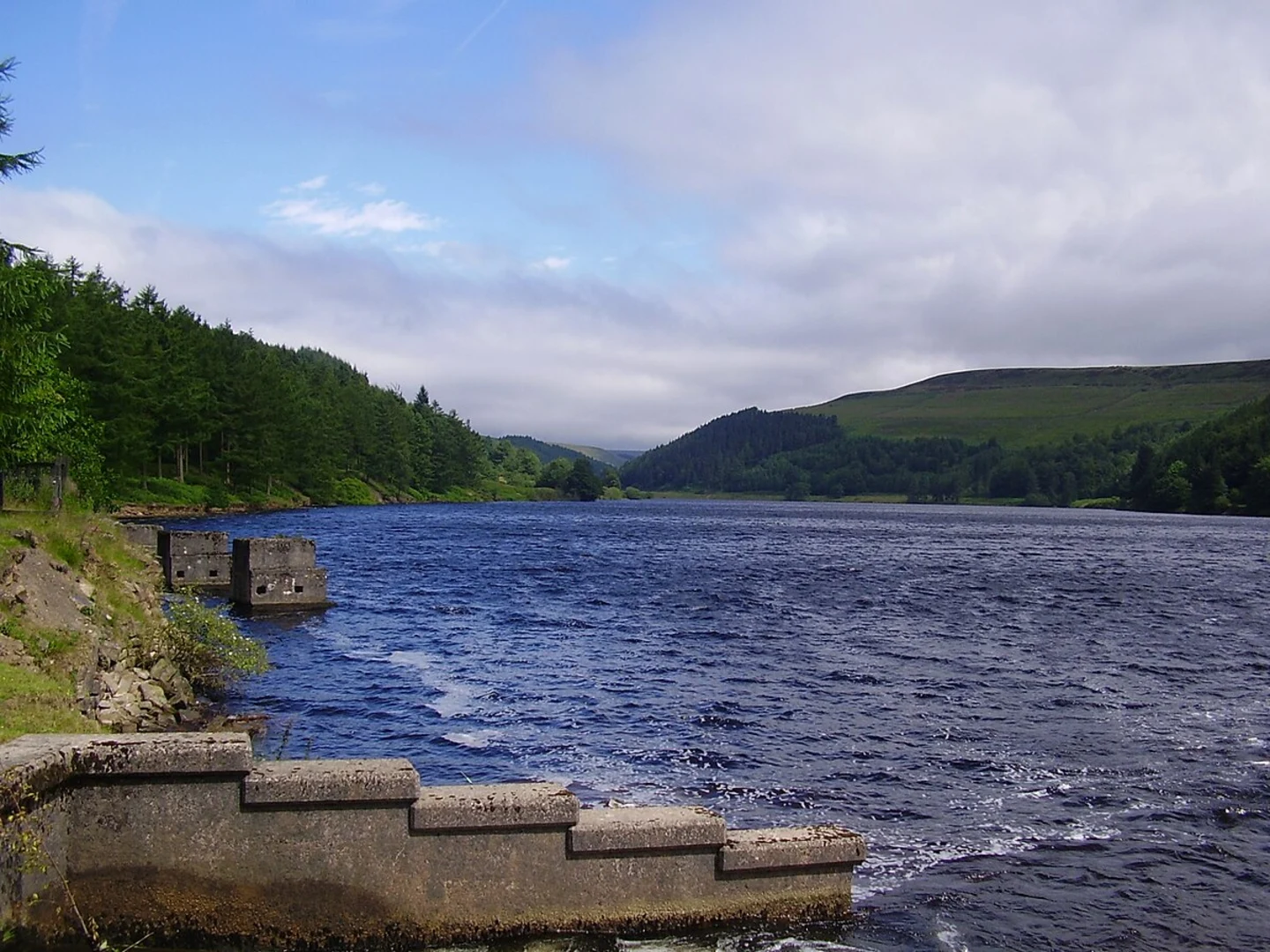 An image depicting the trail Derwent Dam Loop and its surrounding area.