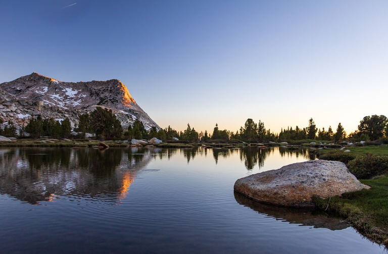 An image depicting the trail Silvertip Campground to Lake Alpine and its surrounding area.