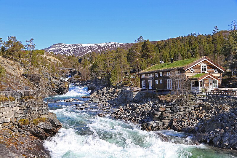 An image depicting the trail Reinheimen National Park and its surrounding area.