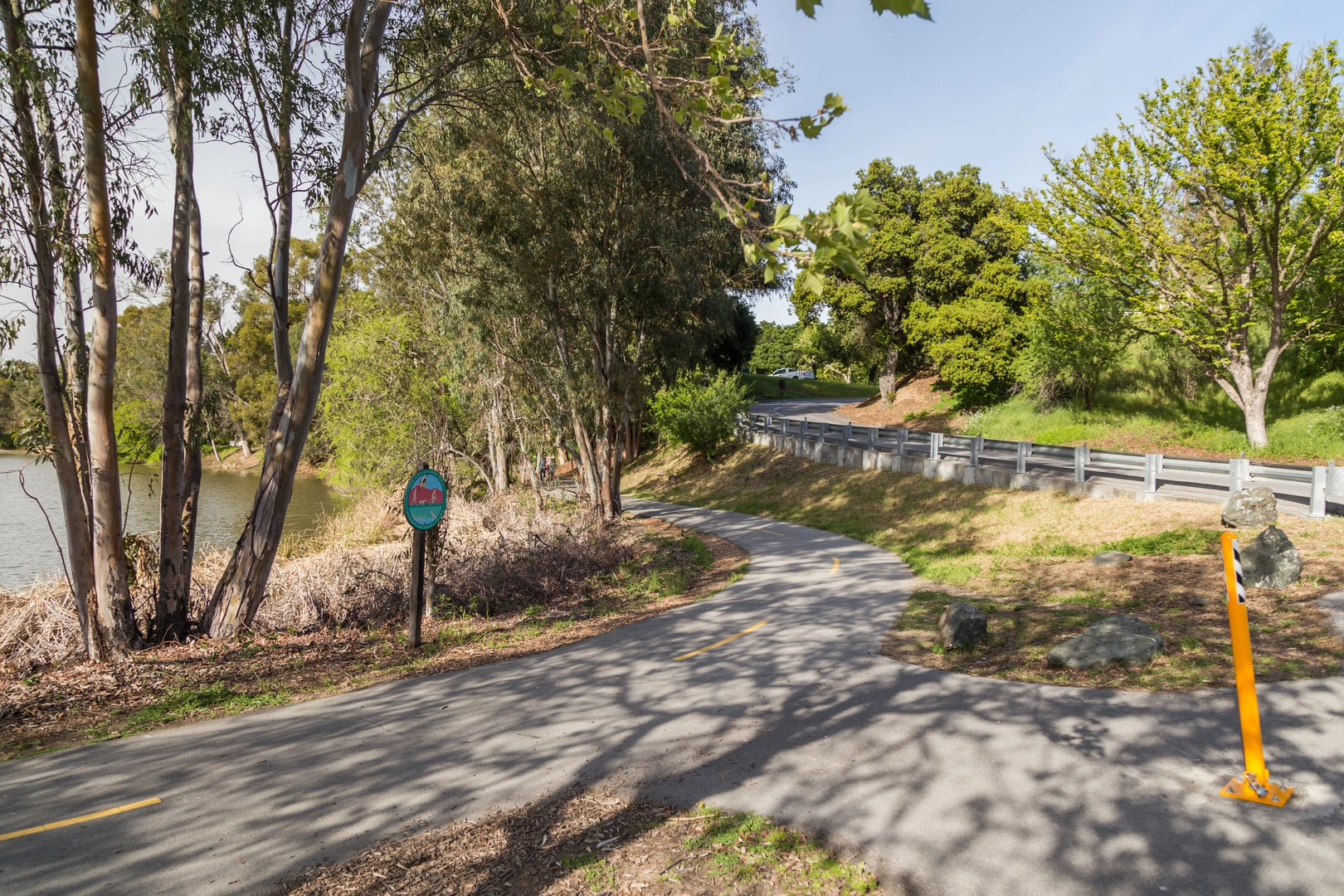 An image depicting the trail Los Gatos Creek and Percolation Pond Loop Trail and its surrounding area.