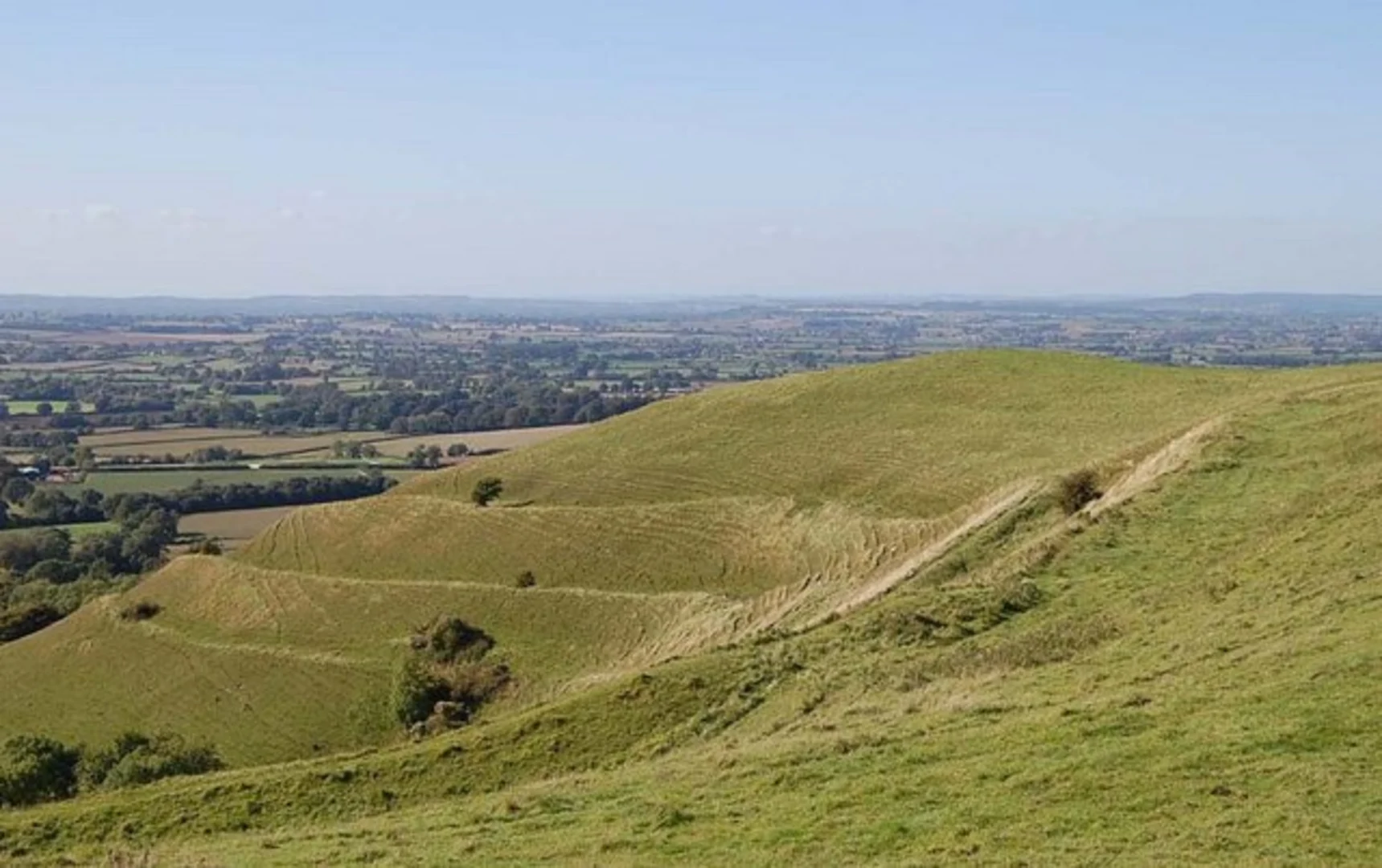 An image depicting the trail Hambledon Hill Loop and its surrounding area.