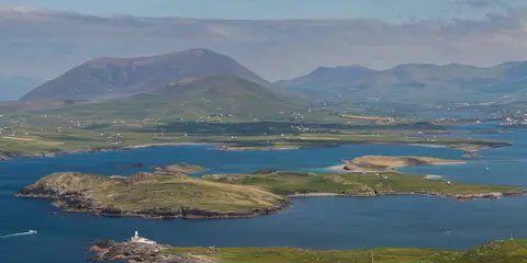 An image depicting the trail Slí Grainne Mhaol and its surrounding area.