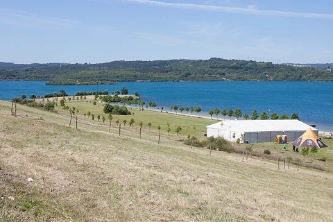 An image depicting the trail Sendeiro as Fragas da Ribeira e do Lostegal PR G 147 and its surrounding area.