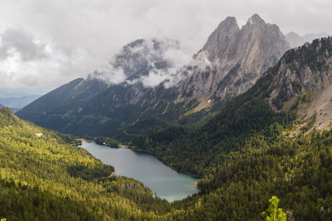 An image depicting the trail Sant Maurici Lake Loop and its surrounding area.