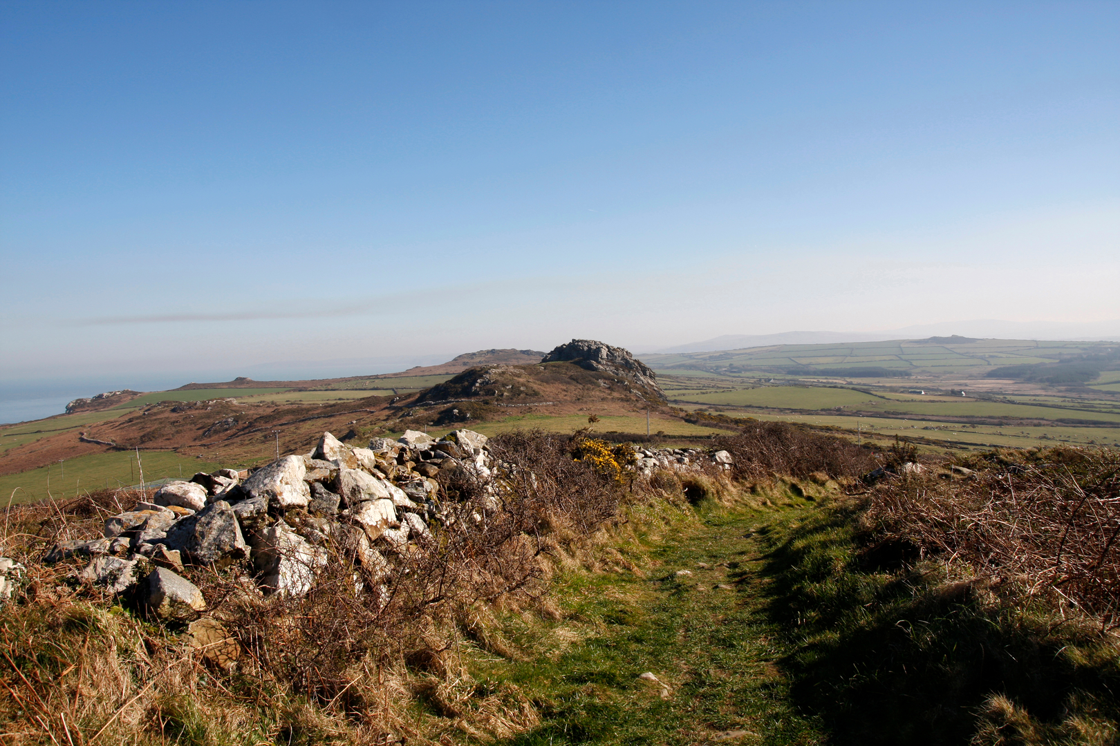 An image depicting the trail Pwll Deri - Pwllcrochan and its surrounding area.