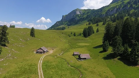 An image depicting the trail Chlustobelweg and its surrounding area.