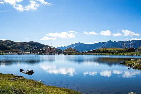 An image depicting the trail Lago della Piazza to Ronco and its surrounding area.
