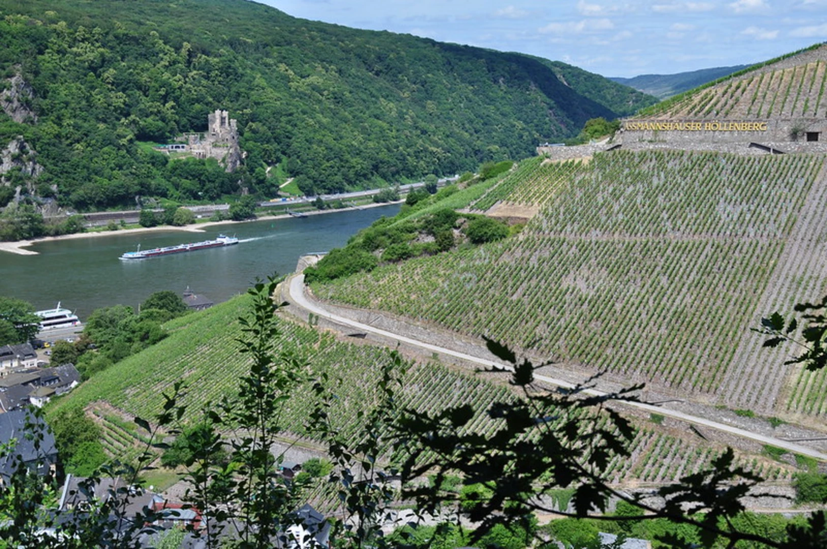 An image depicting the trail Neckargemünd Altstadt to Neckarsteinach Walk via Burg Dilsberg and its surrounding area.