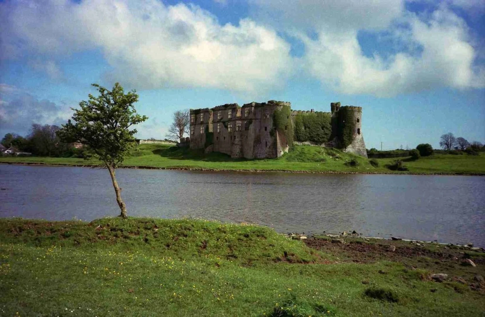 An image depicting the trail Carew Castle Loop and its surrounding area.