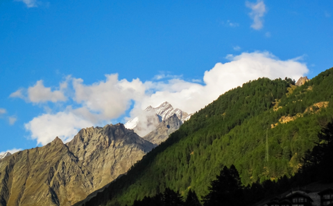 An image depicting the trail Hike to the Kin Hut - via Täschalp Nr 49 and its surrounding area.