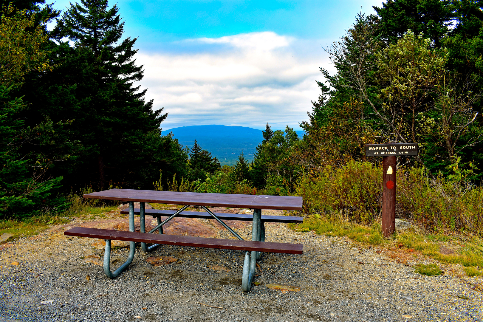 An image depicting the trail Metacomet-monadnock Trail and its surrounding area.