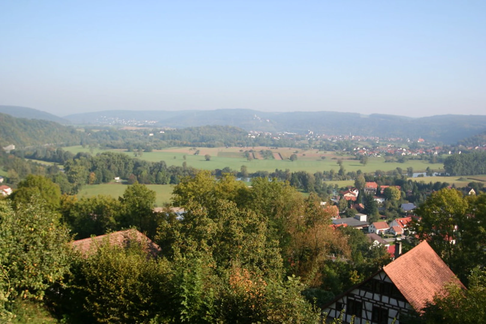 An image depicting the trail Buchbachweg and Steinerner Tisch Loop and its surrounding area.