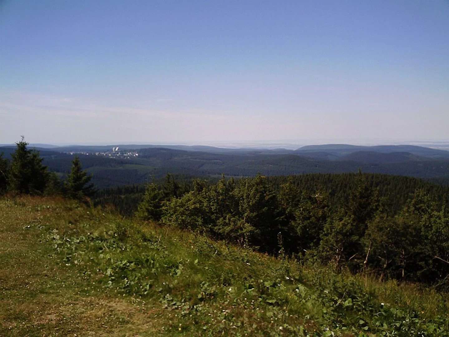 An image depicting the trail Schneekopf and Teufelskanzel Loop via Rennsteig Leiter Gehlberg and its surrounding area.