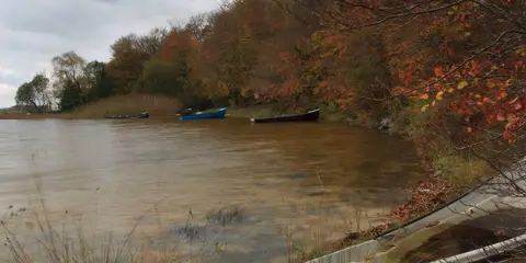 An image depicting the trail Moorehall Walk and its surrounding area.