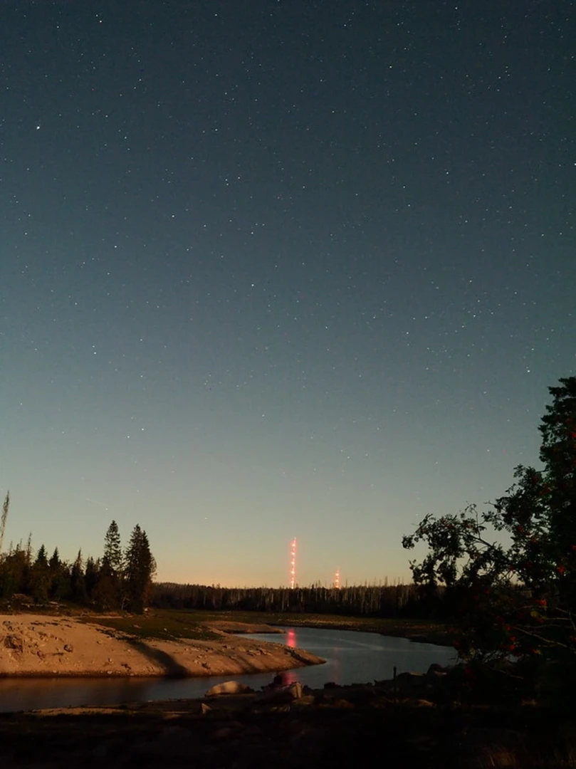 An image depicting the trail Achtermannshöhe via Harzklub Weg and its surrounding area.