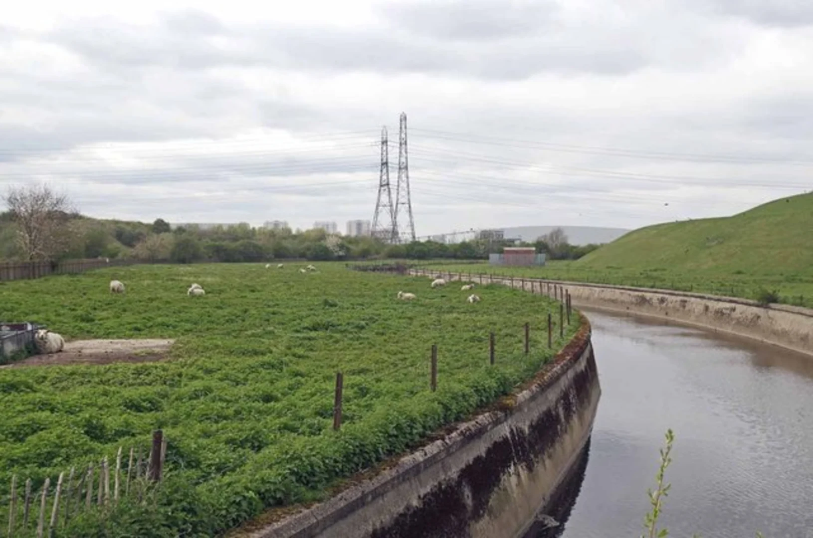 An image depicting the trail Enfield Lock to Limehouse Walk and its surrounding area.