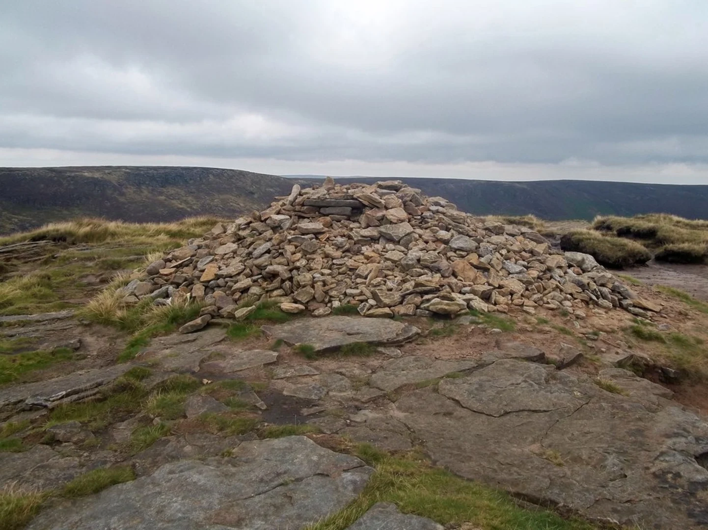 An image depicting the trail Grindslow Knoll, Kinder Low, Kinder Downfall and Kinder Gates Loop - Edale and its surrounding area.