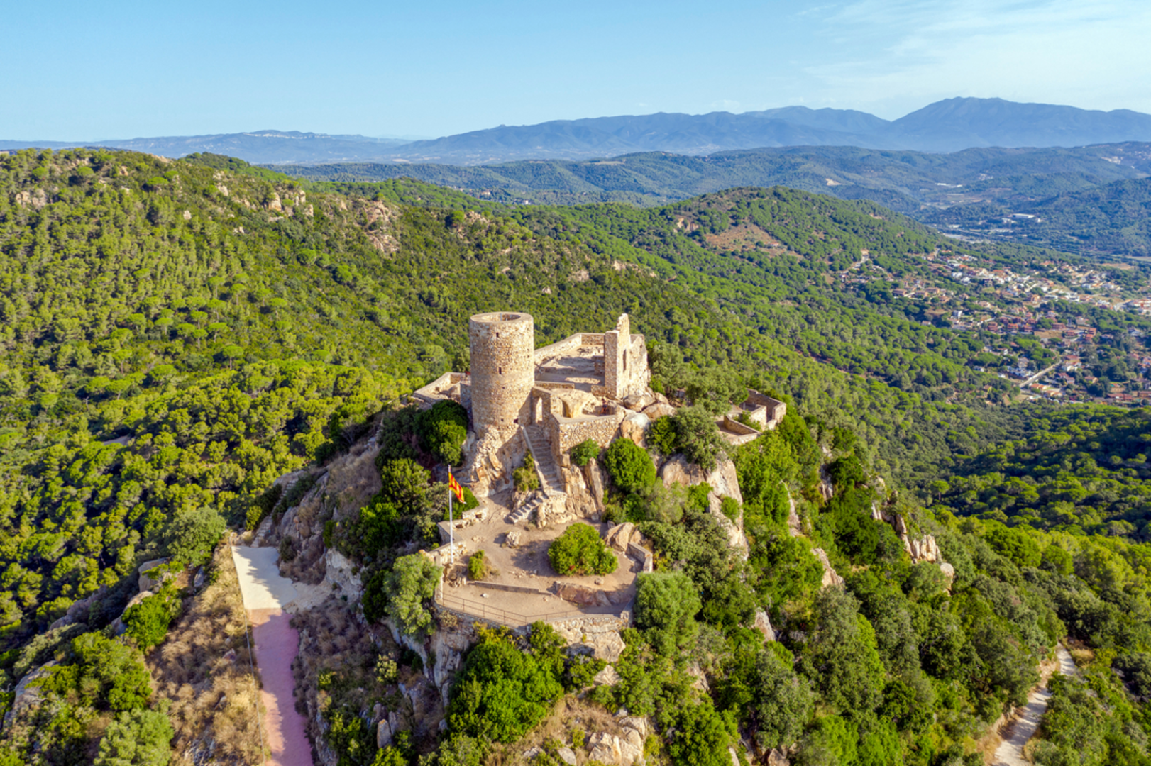 An image depicting the trail To Burriac Castle from Cabrera de Mar SL C 114 and its surrounding area.
