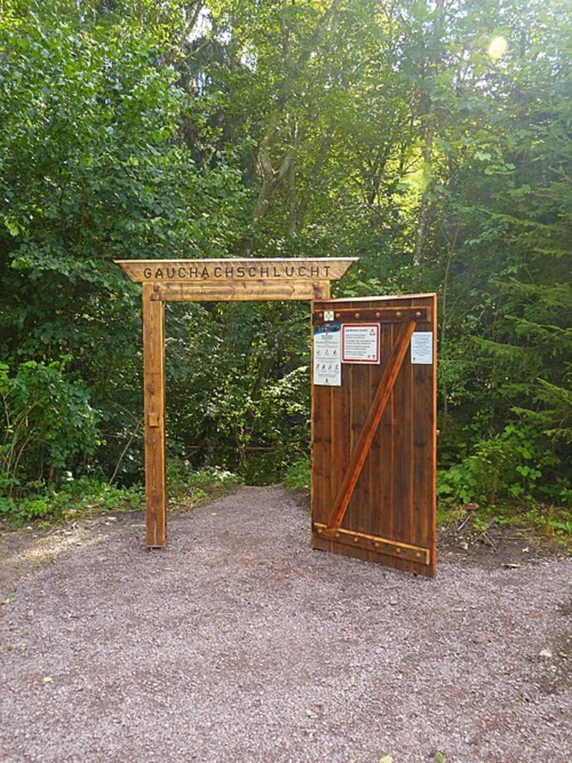 An image depicting the trail Engeweg and Rüstungssektor R Loop - Bachheim and its surrounding area.